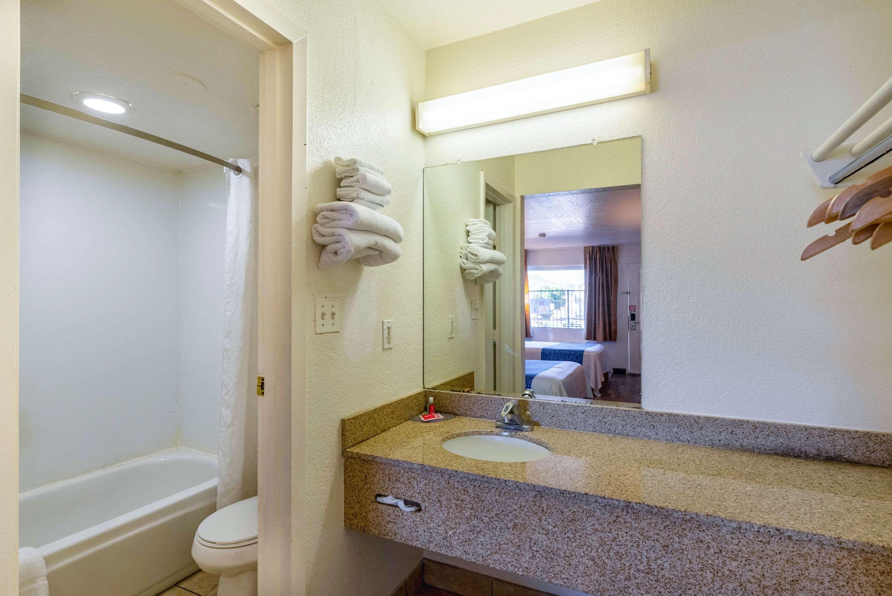 Econo Lodge Phoenix North I-17 Екстериор снимка