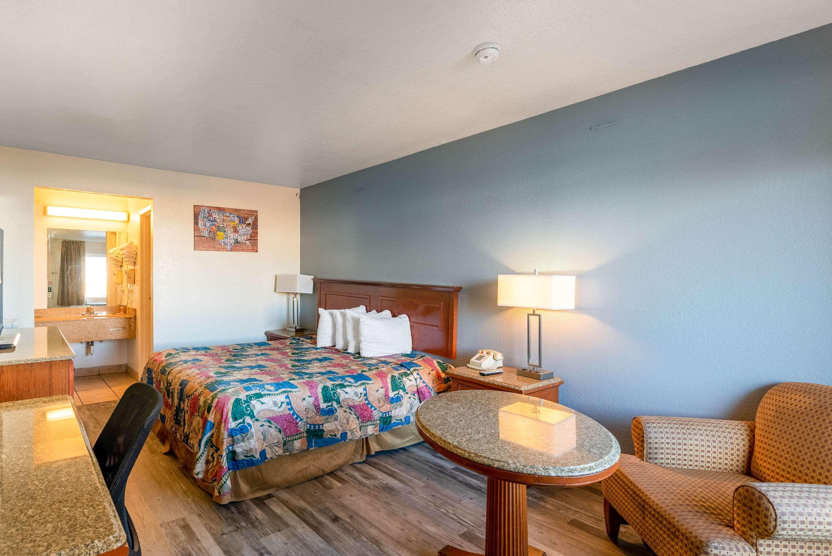 Econo Lodge Phoenix North I-17 Екстериор снимка