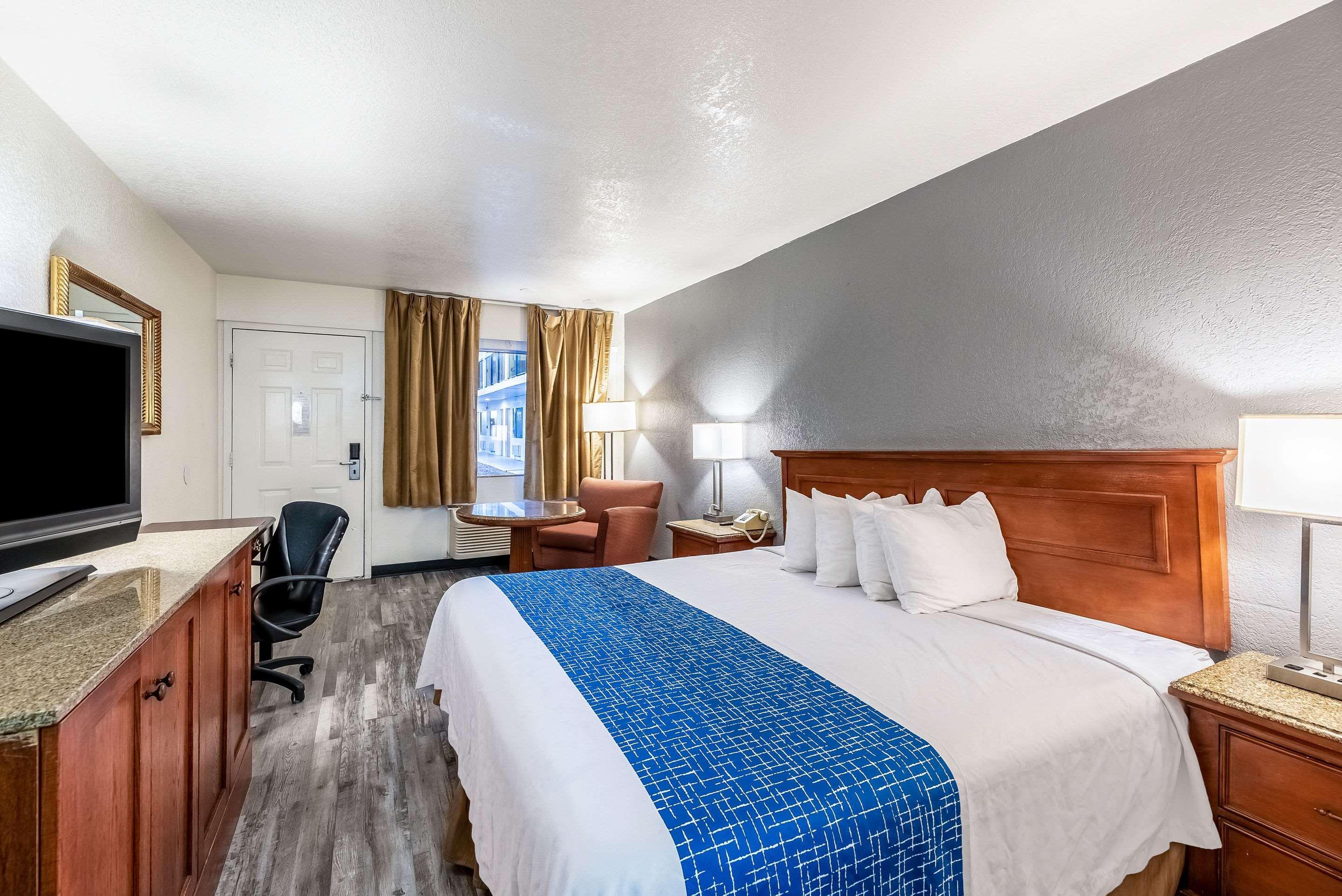 Econo Lodge Phoenix North I-17 Екстериор снимка