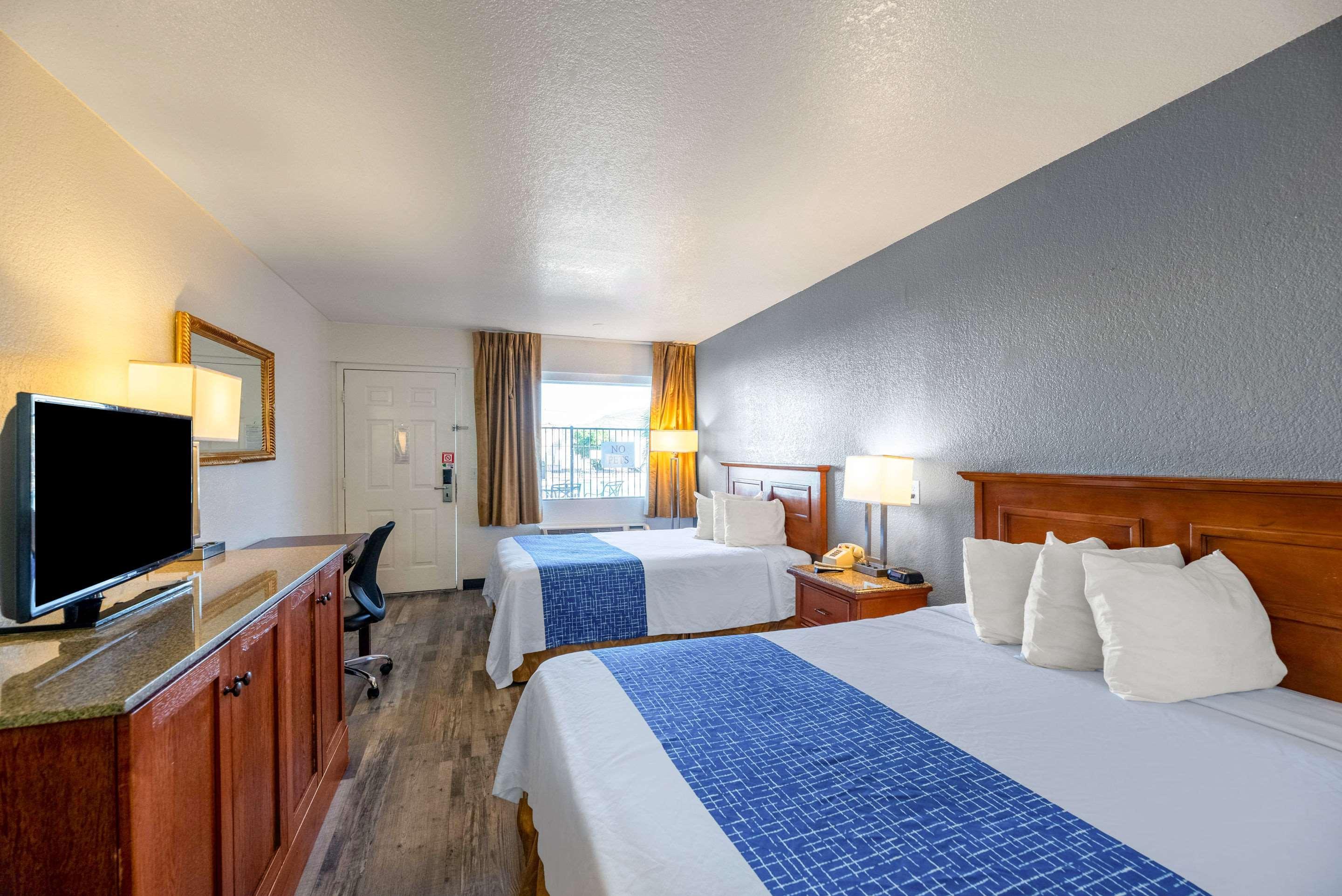 Econo Lodge Phoenix North I-17 Екстериор снимка